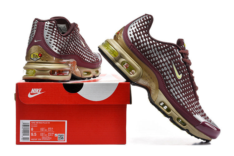 Nike Air Max Plus VII sneakers beside a red shoe box; the label shows a sample size.