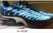 Close-up of a blue patterned sneaker with Chinese caption indicating sizes 40–46 are shipped.