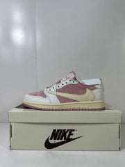 Opposite side profile of the low-top sneaker displayed on its shoebox.