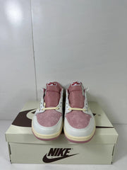 Front view of the white and pink low-top sneakers displayed on a Nike shoebox.