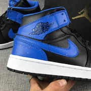 Close-up of the blue collar, winged emblem, side panel, and white midsole.