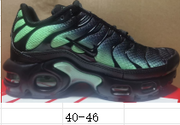 Black-and-green sneaker side view with a size range captioned 40–46.