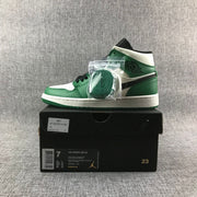Sneaker displayed on its box with an extra pair of green laces; the box label shows size and product markings.