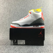 Jordan 3 sneaker displayed on its box; label shows EUR 40, UK 6, and style code 136064 170.