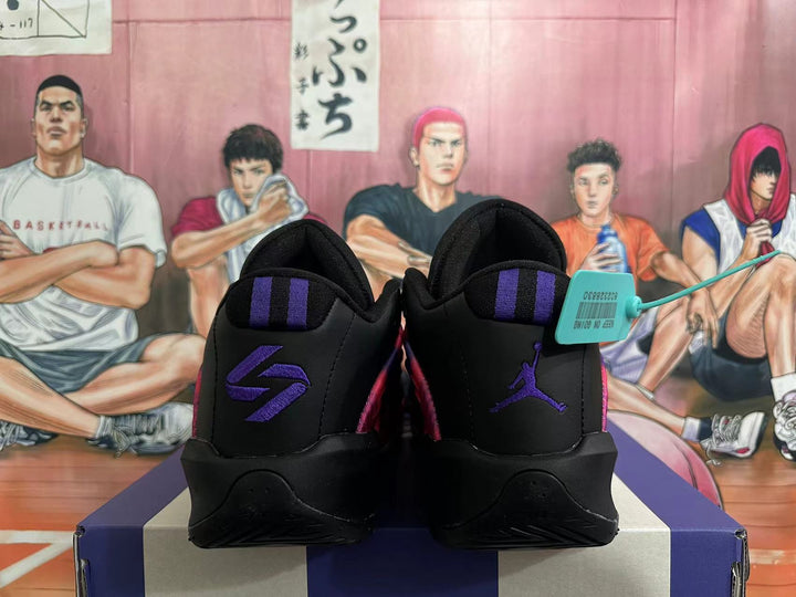 Rear view of black Jordan Tatum basketball shoes with purple heel details and a pink-purple upper.