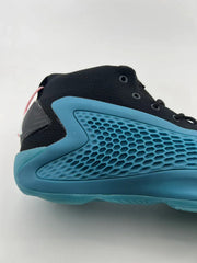 Close-up of the blue honeycomb side panel and heel