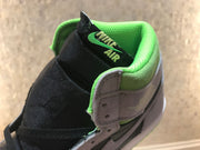 Close-up of the black tongue, green padded collar and grey upper panels.