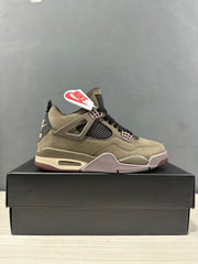 Side profile of the dark mocha and olive-brown Jordan Air Jordan 4 Retro SP displayed on a black shoebox.