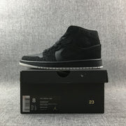 Side view of the sneaker positioned above a black shoe box with the product label visible.