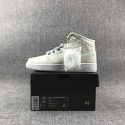 Product photo showing a sneaker on a black shoebox with an attached spare white lace pack; the visible label includes 5Y sizing information.