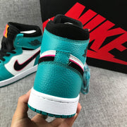 Close-up of the teal heel panel and black padded collar.