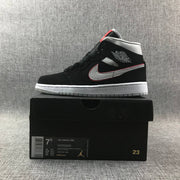 Side view of the sneaker on its box; the visible label shows EU 40.5 and style code 554724-060.