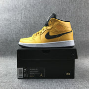 Sneaker displayed on a black box; the visible label reads Air Jordan 1 Mid, EU 40, and style code 554724 700.