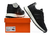 Black sneakers displayed with an orange box; the visible label identifies model H2627 and shows size 40.