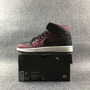 Side view of the sneaker placed on its box; the visible label shows EUR 40, UK 6, and CM 25.