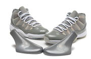 Front three-quarter view of the sneakers with gray display forms placed in front.