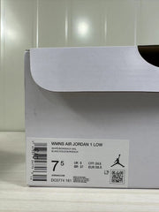 Shoebox label showing WMNS AIR JORDAN 1 LOW, WHITE/BORDEAUX-SAIL, size 7.5, UK 5, EUR 38.5, CM 24.5, and style code DC0774 161.
